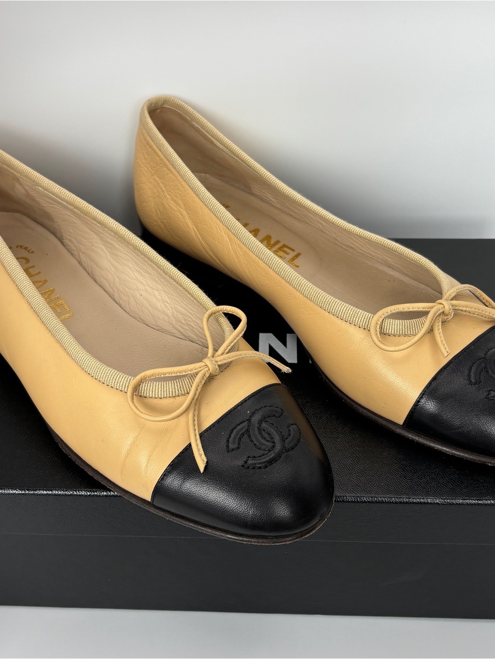 CHANEL Classic Lambskin CC Ballet Flats Beige Black Cap Toe 35.5 vtg - Picture 5 of 11